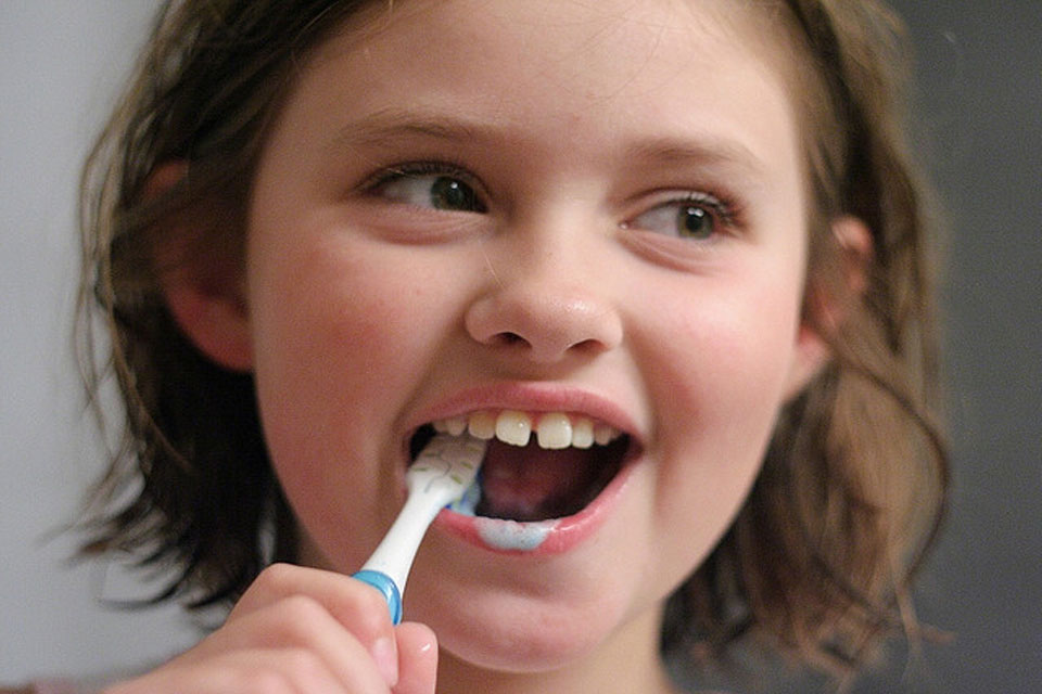 960x640_Girl-brushing-teeth